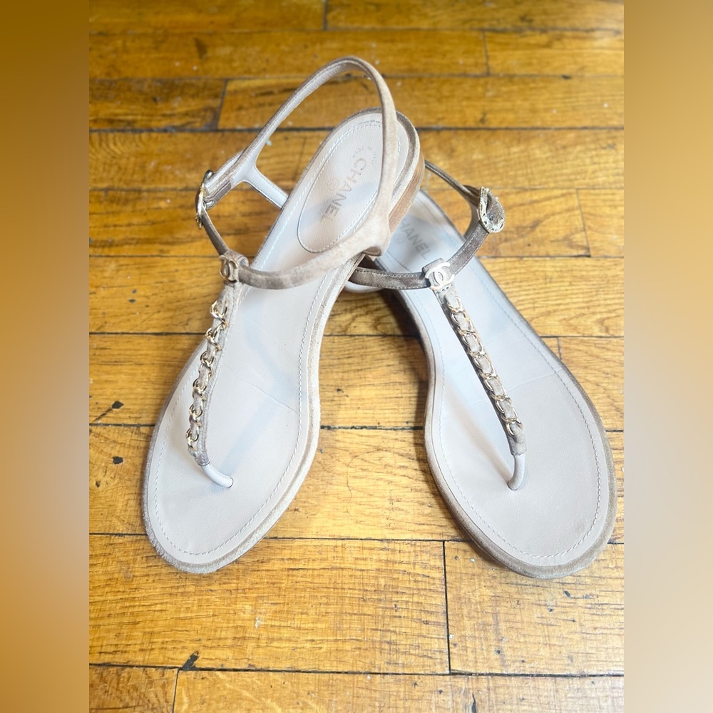 CHANEL Beige and Gold Chain Sandals size 38.5